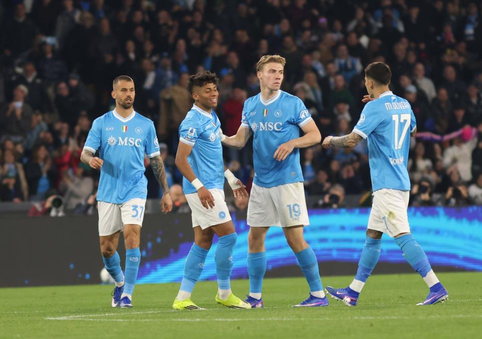 Serie A: Napoli Garantează Liga Campionilor, Roma Vinde Lazio, Juventus Pierde de la Fiorentina