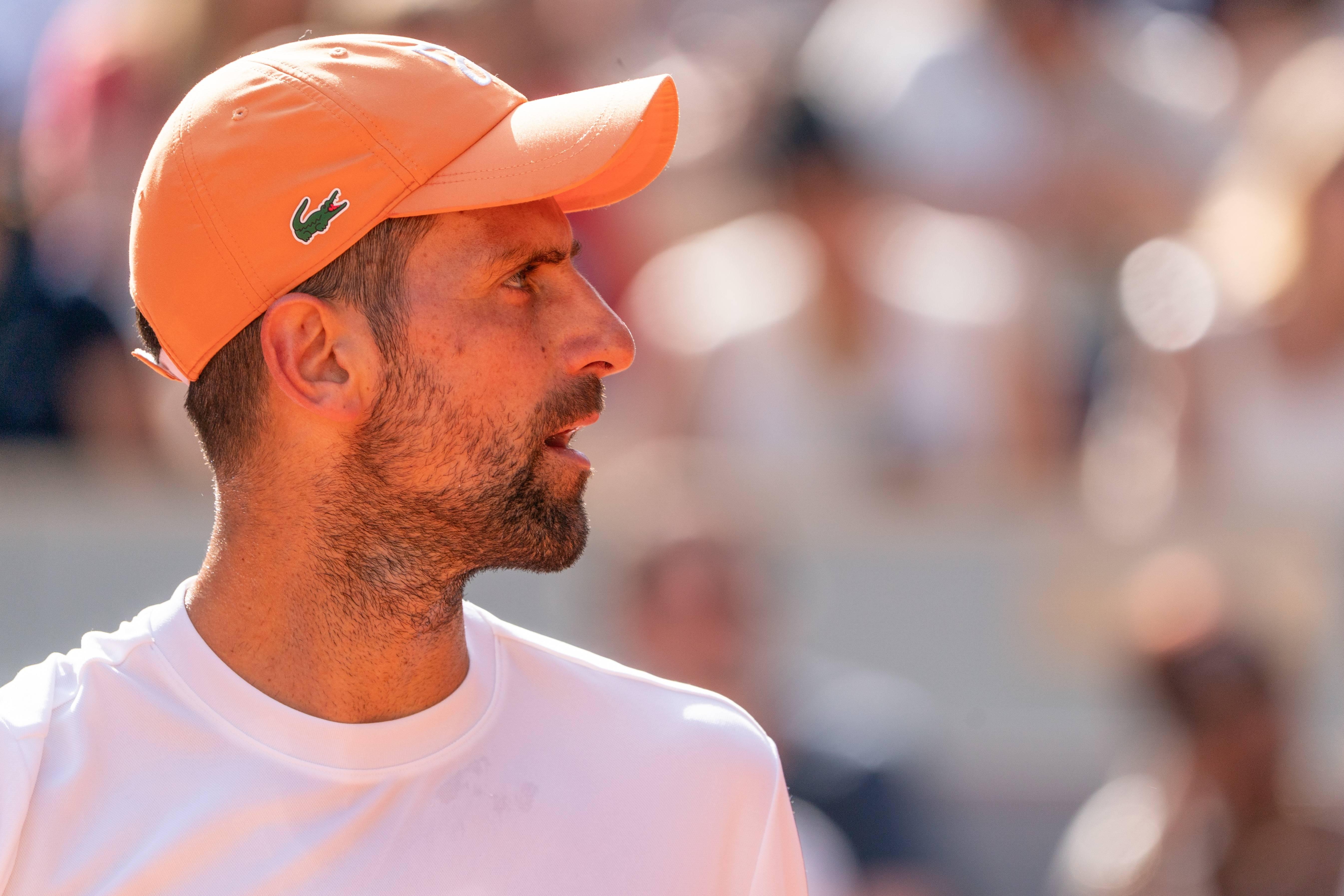 Djokovich Singur: Medvedev Îl Sprijină pe Legendă la Roland Garros
