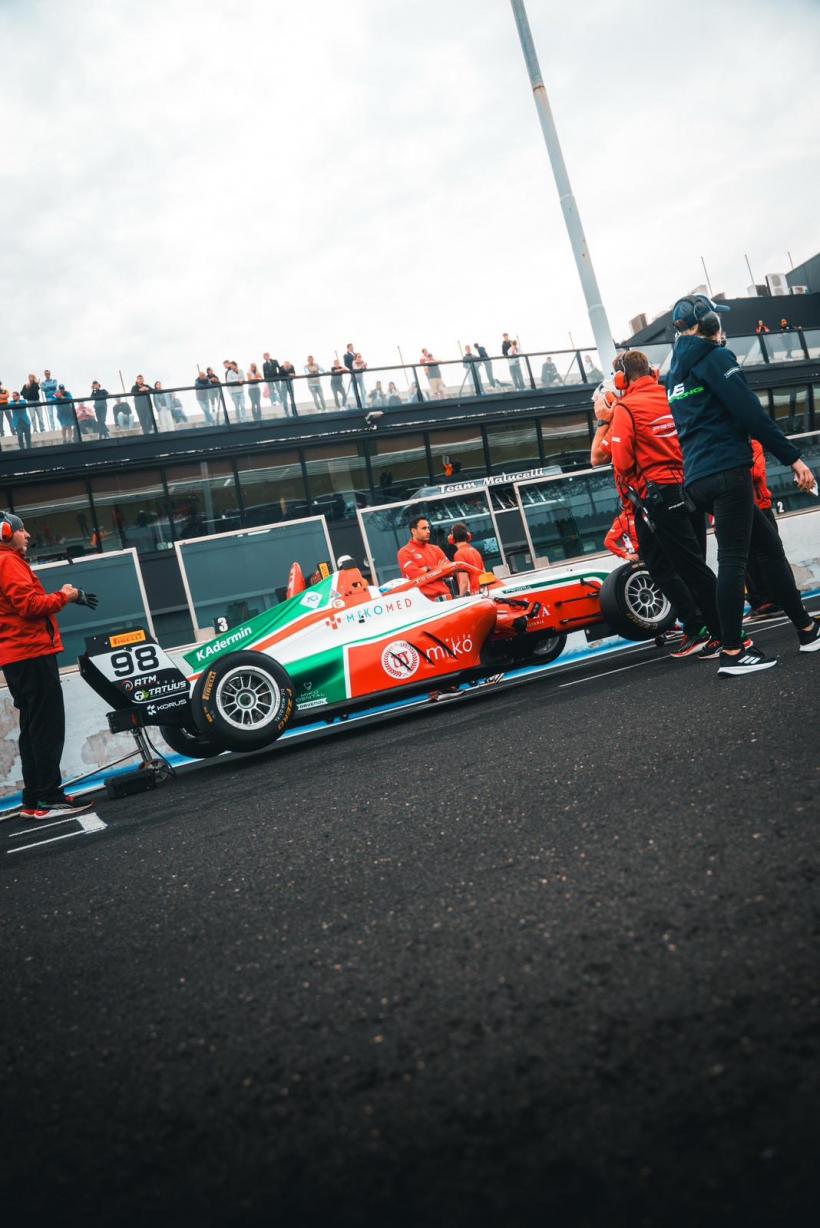 Conducătorul român își câștigă poziția de plecare în Formula 4 la Vallelunga