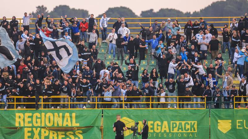 Armada Ieșe din Stadion Pe Durata Meșcii din Pula