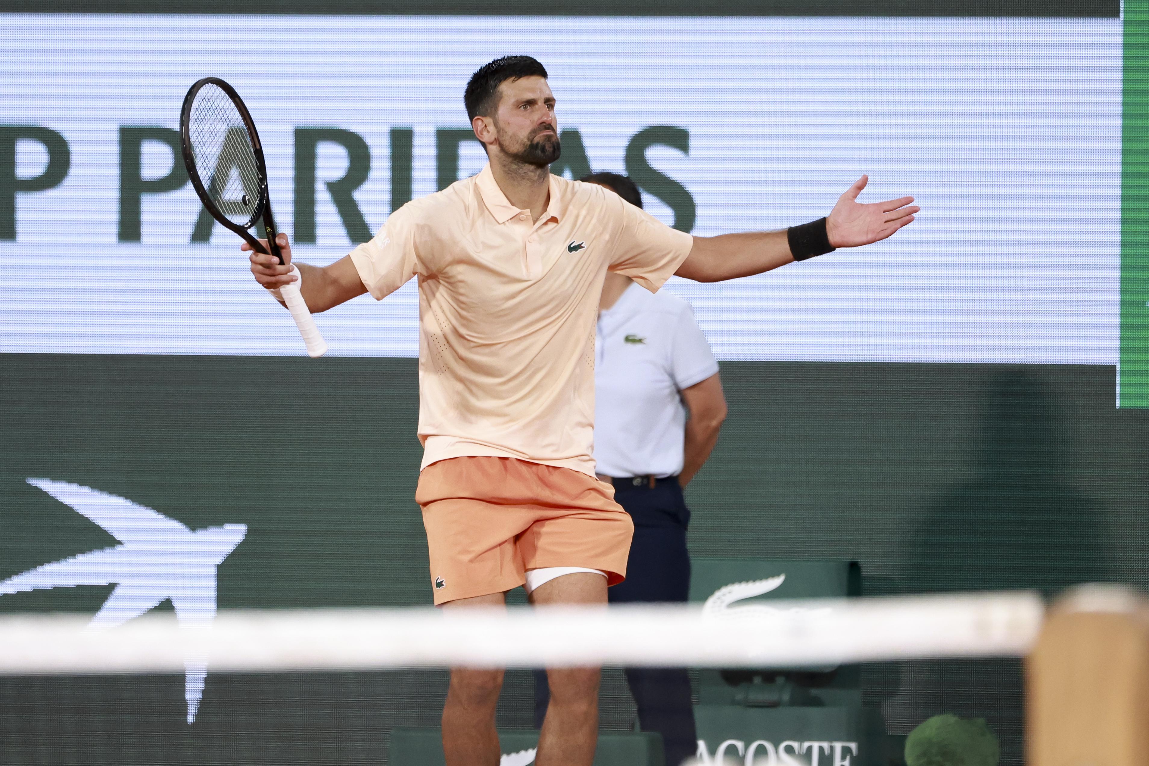 Djokovic supraviețuiește șocului și ajunge în turul doi la Paris