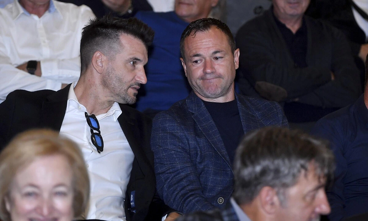 Antrenorul promițător Serts, fost jucător al Panathinaikos, lucrează cu trei antrenori din Grecia