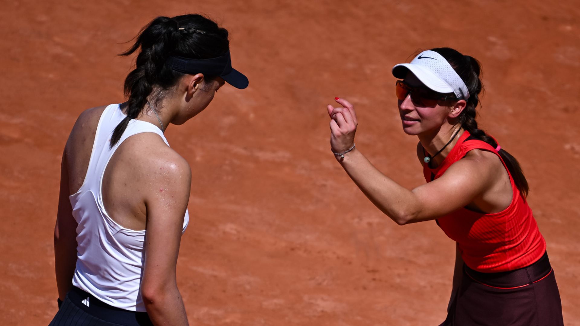 Strângeri de Mână, Hawk-Eye și Tensiune: Korpatsch Învinsă pe Wang la Roland Garros