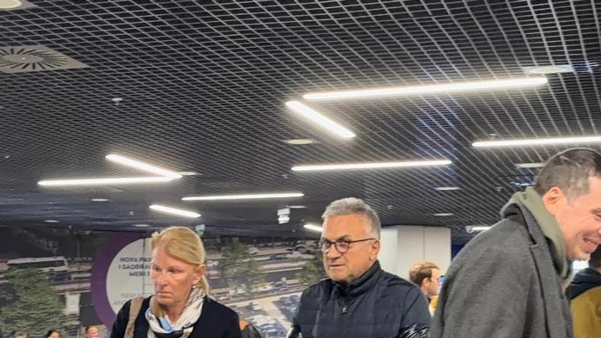 Părinții tenismenului de elită Novak Djokovic văzuti la Aeroportul Belgrad