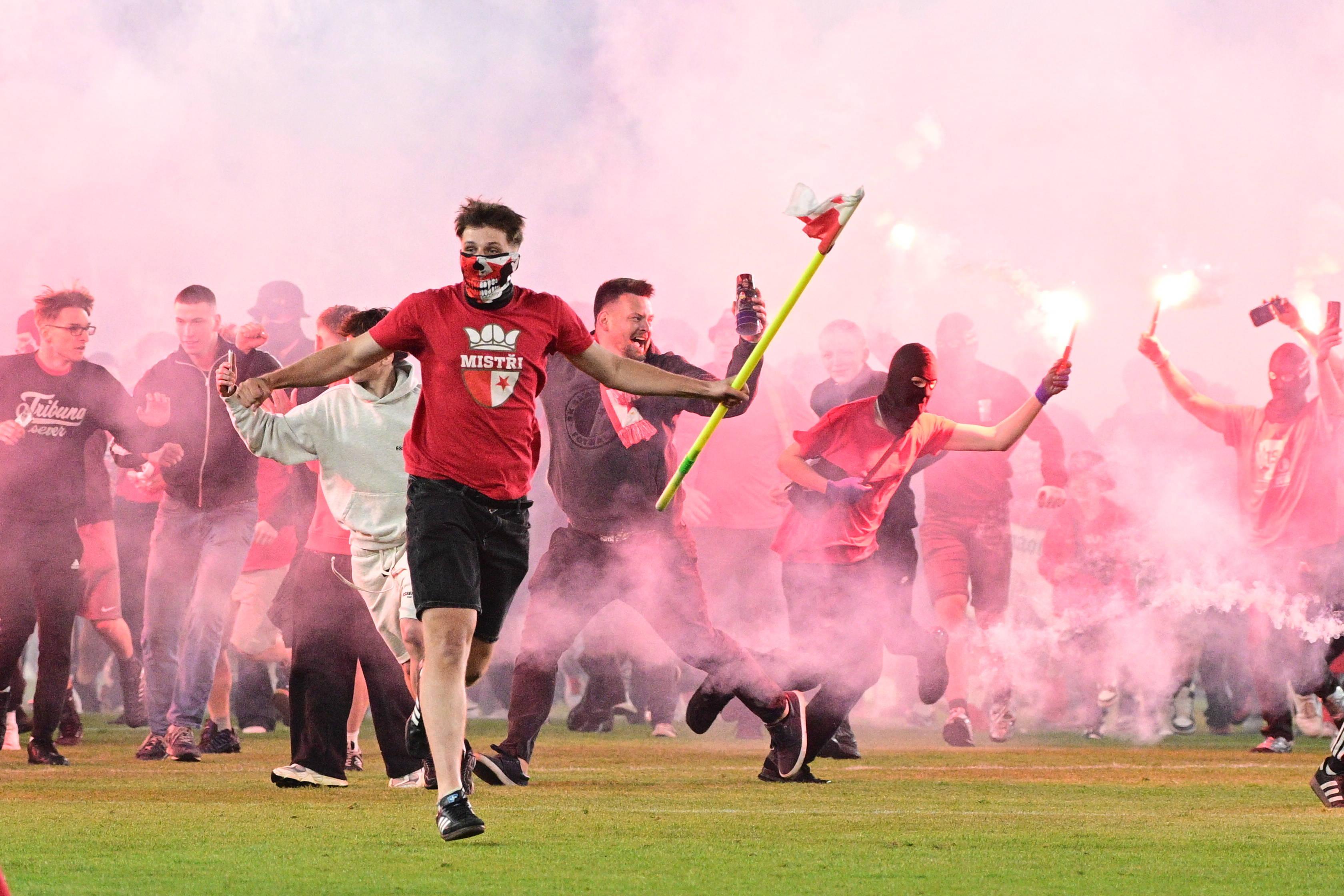 Sancțiuni severe pentru Slavia (Praga) după intrarea fânelor în câmp în sfârșitul meciului cu Sparta