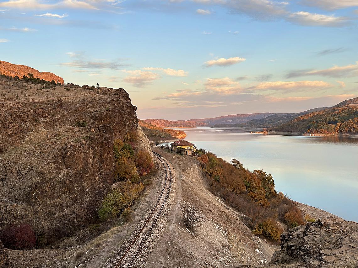 Trenul Special Turistic Pentru Descoperirea Vizualizărilor Exotice din Lângă Lacul Studen Kladenets