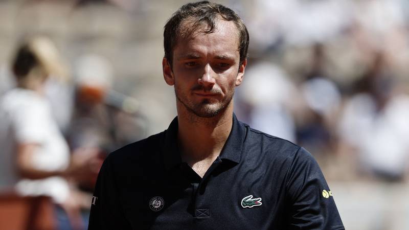 Blestemul lui Medvedev la Paris continuă