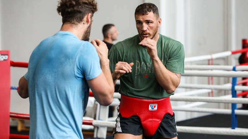 Oprerea din meciul Usyk – Verhoeven stârnește dezbateri privind consistența arbitrilor