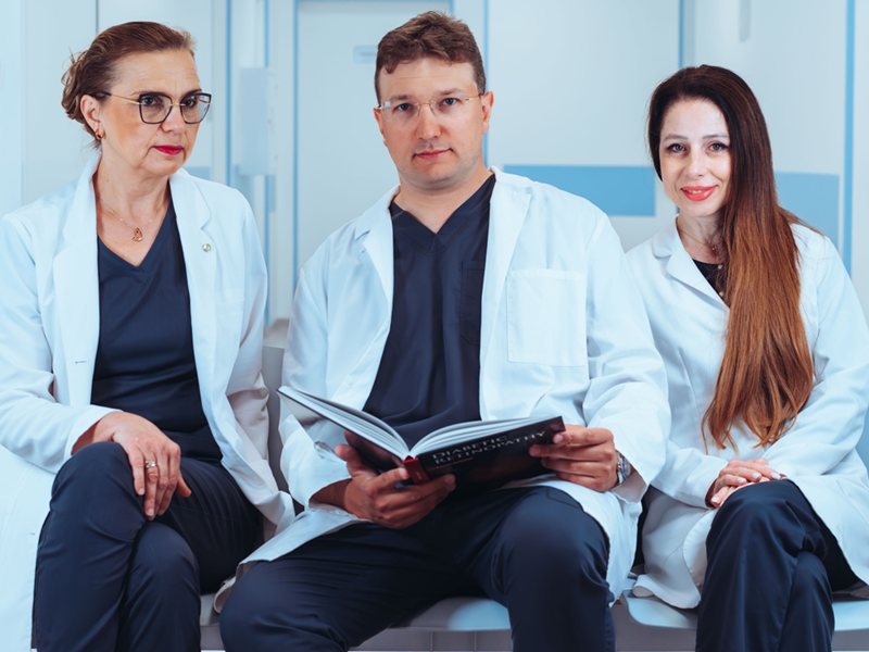 Dr. Dimitar Grupchev sărbătoare 35 de ani, ajutând 35 de pacienți să recupereze vederile lor