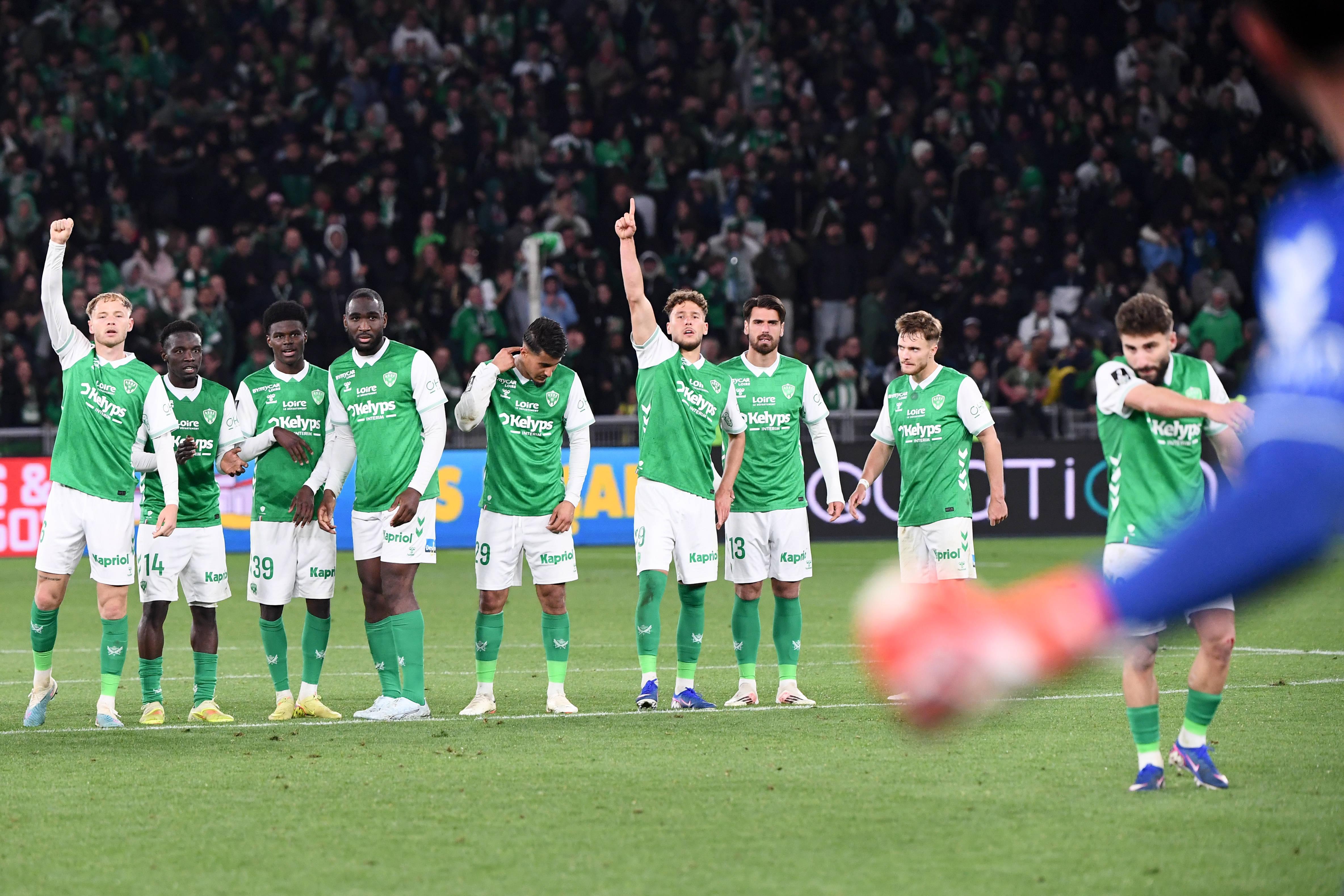 Triler cu penale aduce Saint-Étienne mai aproape de Ligue 1