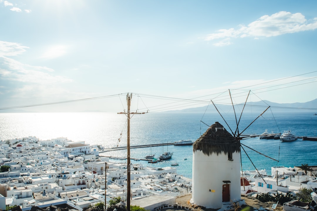 Santorini vs Mykonos: Duelul insulelor grecești