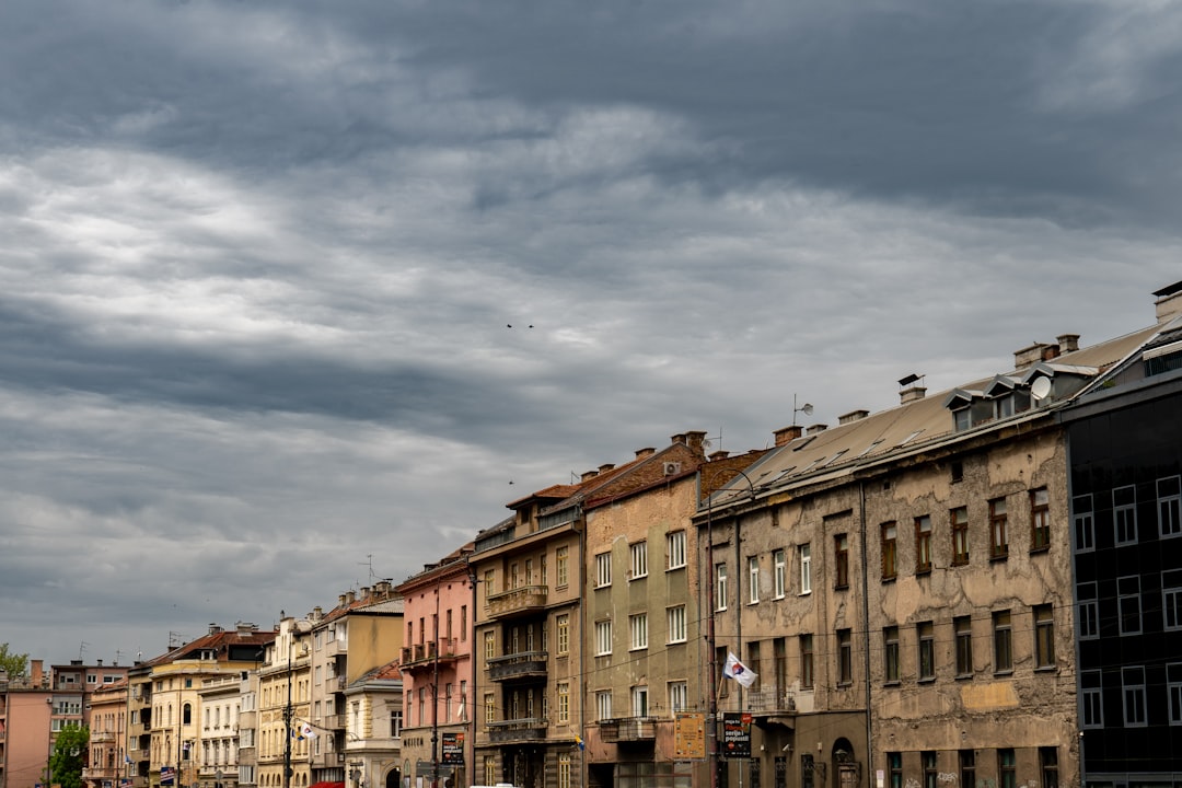 Sarajevo: Unde minaretele otomane aruncă umbre peste piatra austro-ungară