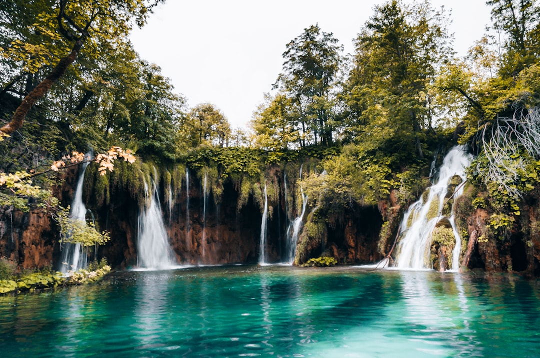 Vânătoarea de cascade și liniște în Parcul Național Plitvice Lakes