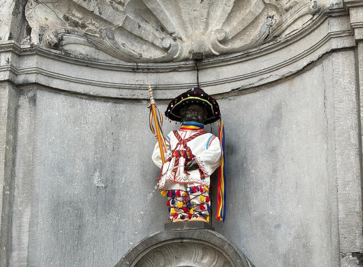 Manneken Pis la Bruxelles îmbracă costume tradițional românesc