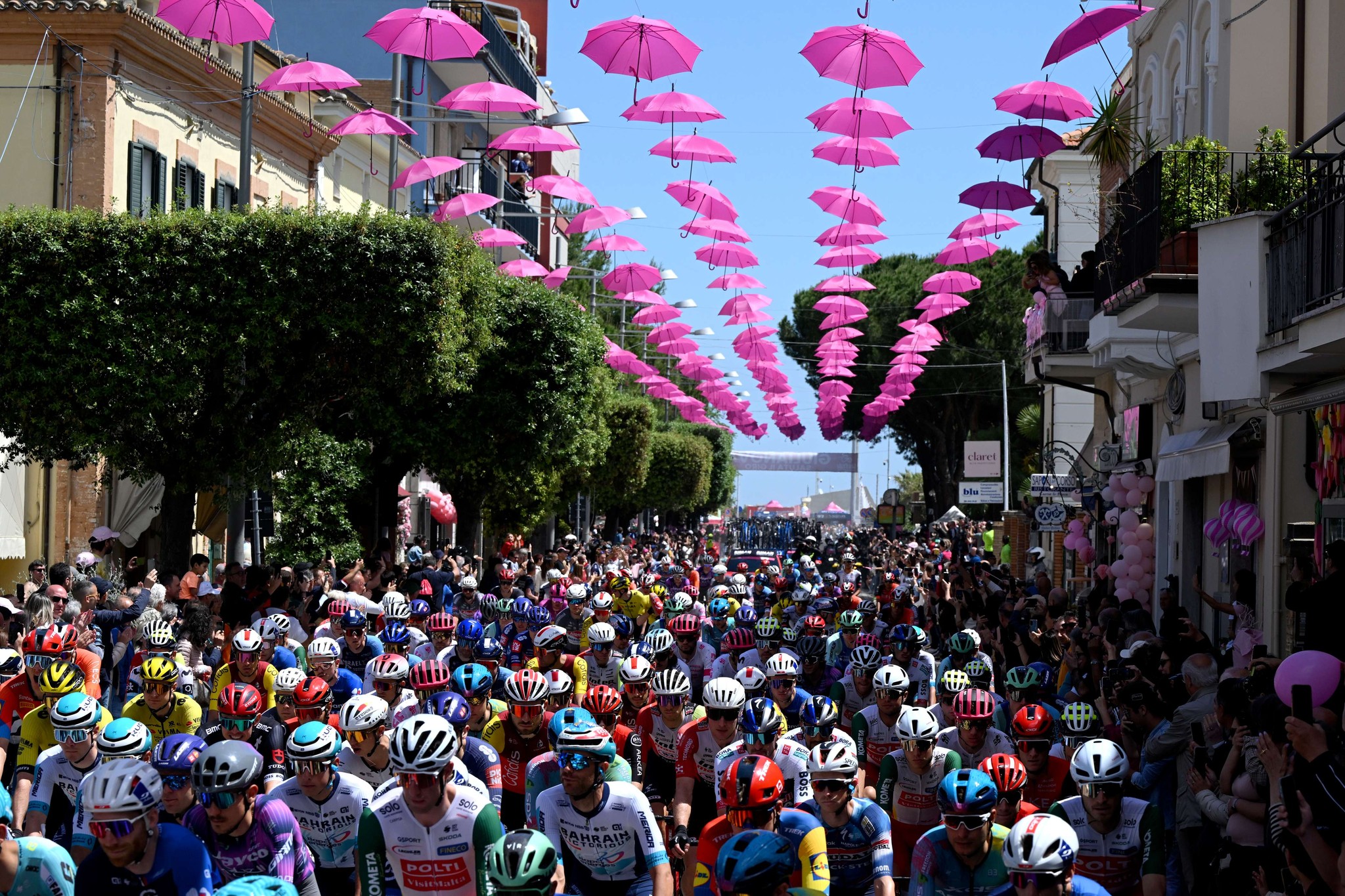 Giro d'Italia Însoțește Invitații cu Trăsăuri Roșii pe Principala Stradă din Plovdiv