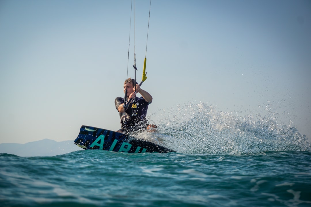 Vânătoarea Maestrului: Windsurfing pe coasta Adriaticii lângă Sveti Stefan, Muntenegru