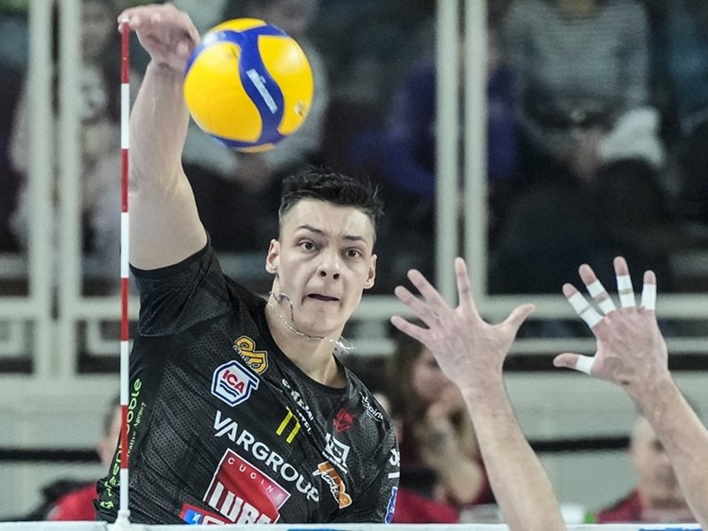 Alex Nikolov Câștigă Din Nou Medalia de Argint în Italia, Scorând 25 de Puncte în Finala Sezonului