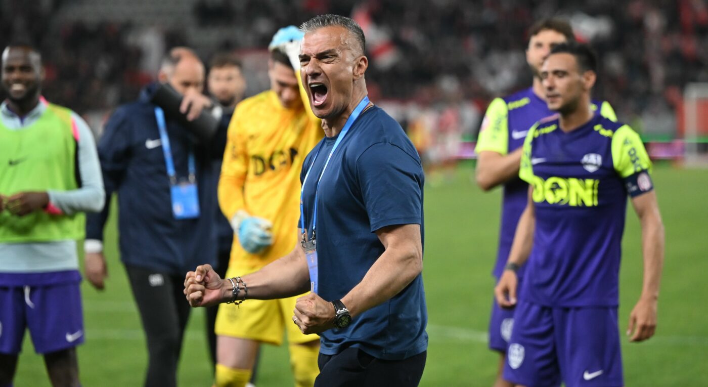 Daniel Pancu Le Arată Două Cruci Dinamovilor După Remiza cu Dinamo