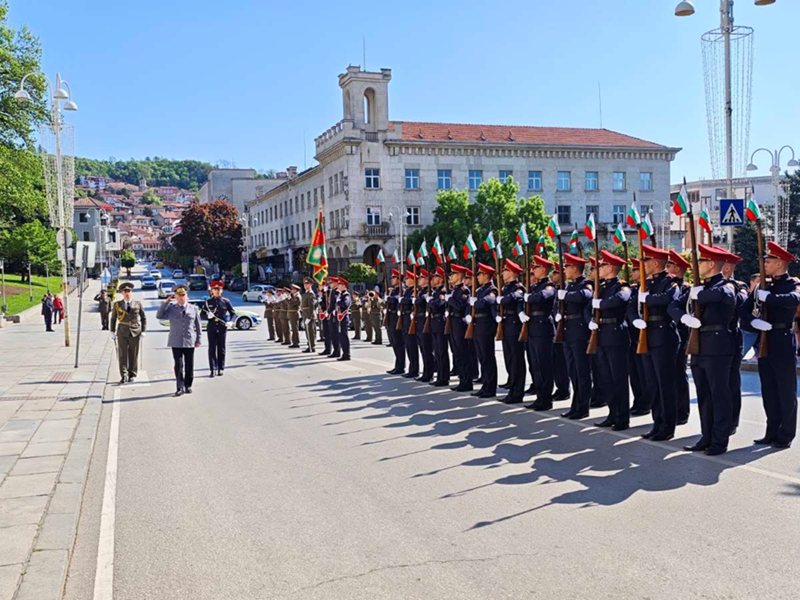 Veliko Tarnovo Împline 6 Mai cu Un Ritual Militar și Tradiționala Muzică Gergiev