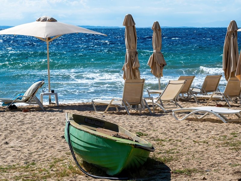 Grecia 2026: Șezlongurile gratuite dispar, prețurile ajung la 200 de euro