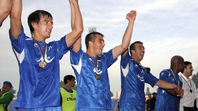 Petima Continuă Să Jocă Futebol Dinspre Ultimul Echipă Campeonă a lui Levski