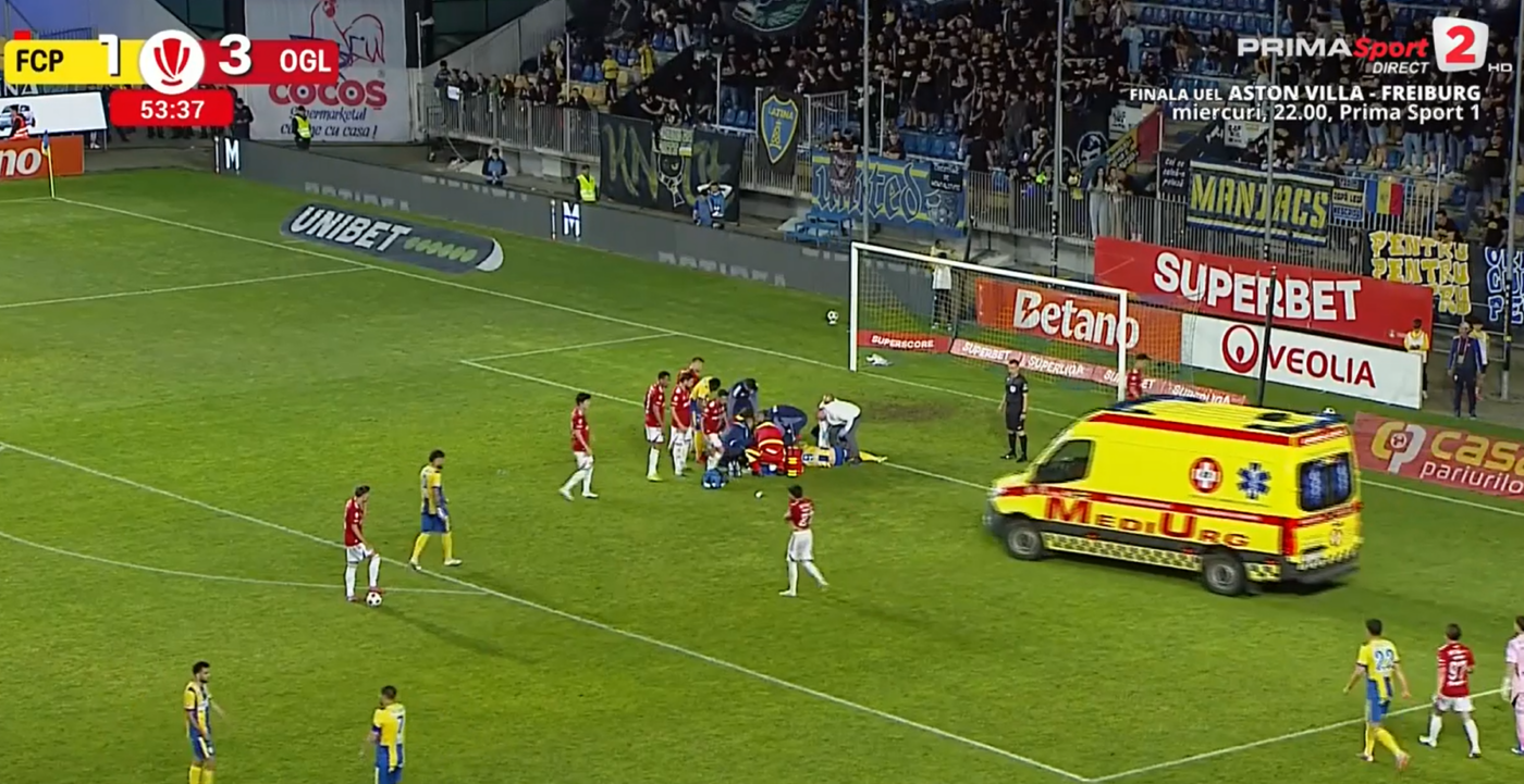 Clash uriaș în ultima etapă din Superliga. S-a ciocnit violent cu un adversar și a fost dus de urgență la spital!