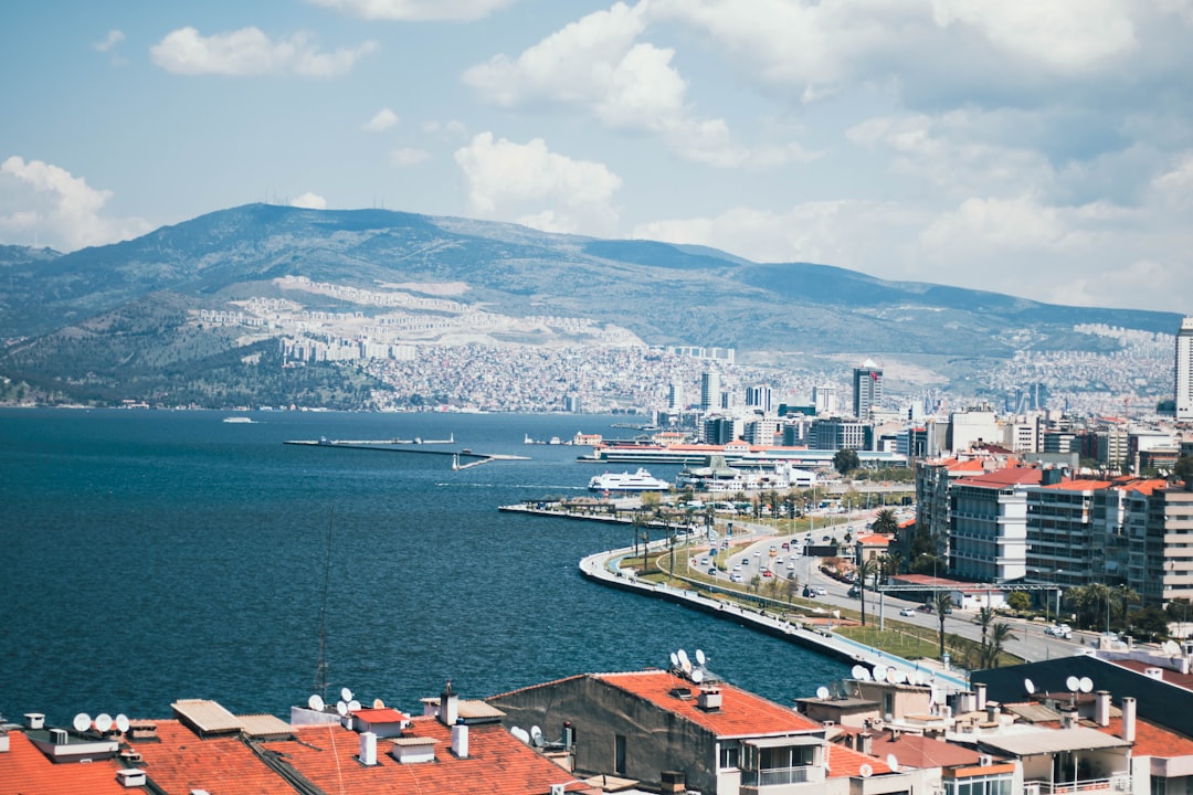 Izmir se confruntă cu o amenințare tot mai mare de incendii pe măsură ce condițiile uscate declanșează flăcări în zonele metropolitane