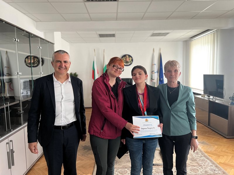 Ministrul Iliev îndreptățește cu certificatul medalistul Special Olympics Darina Bogdanova