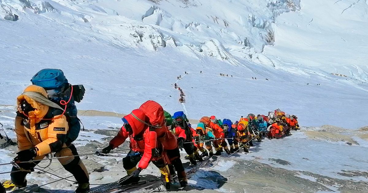 Înregistrarea de 274 Scărmuitori au Atingut Vârful Everest în Un Singur Zi