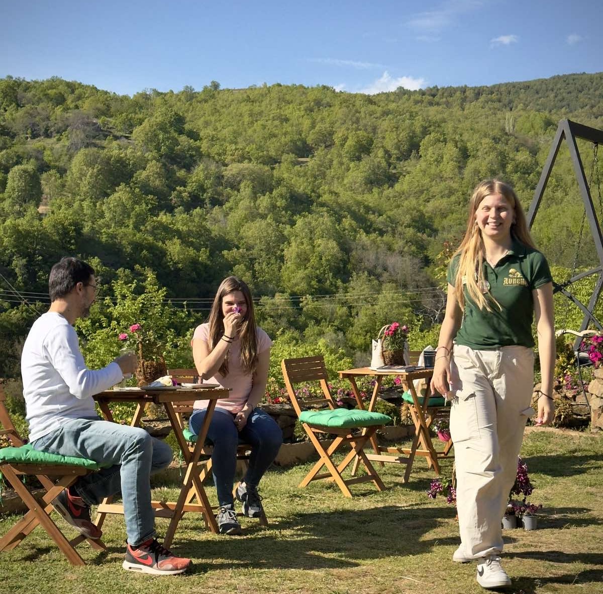 Sutezori de Turisti Celebră Gergyovden în Dolene, Unul dintre Cele Mai Frumoase Sate din Bulgaria