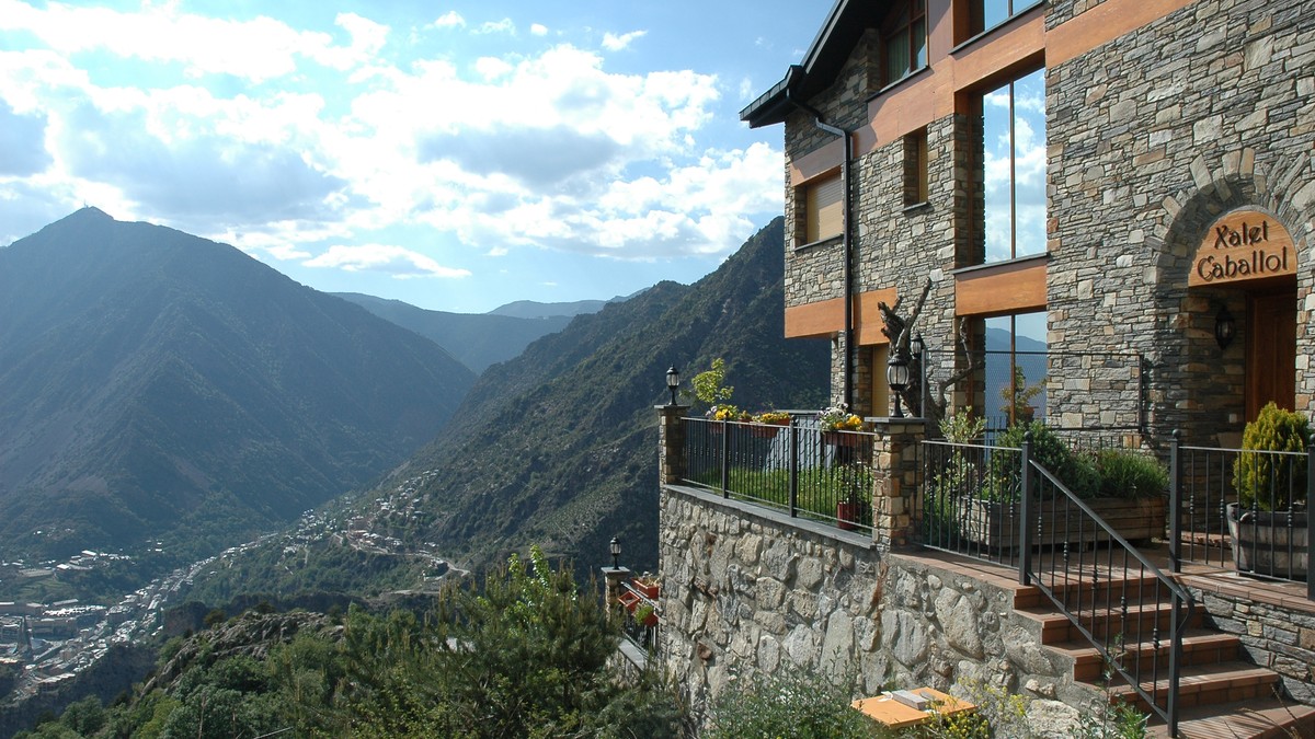 Andorra îi roagă pe turiști să rămână: "Fără aglomerație, natură ca în Elveția"