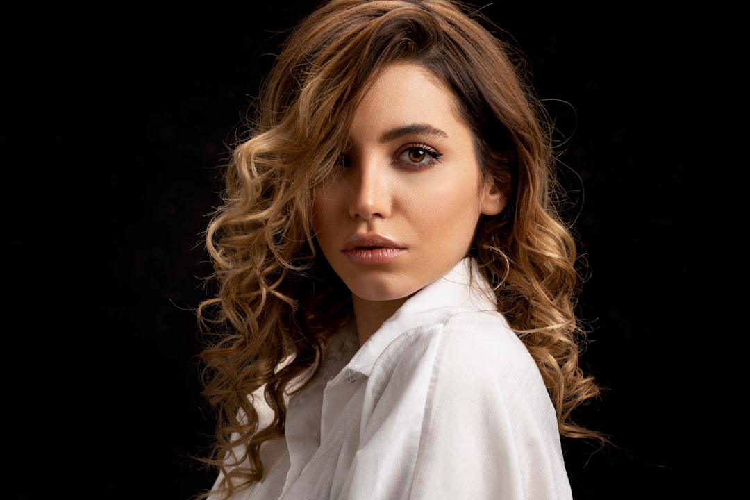 Renia Louizidou aduce „Sexy Laundry” la Atena: Un amestec de comedie, satiră și critică culturală