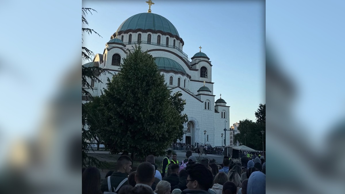 Cântăreața Nikolina Kovač a așteptat ore în șir la templu pentru a vedea Brâul Maicii Domnului