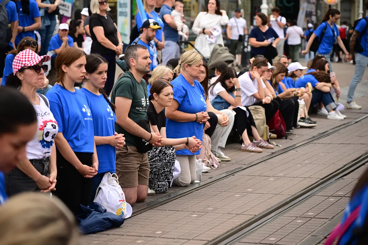 Mii de tineri participă la Mersul Antunovski în Zagreb