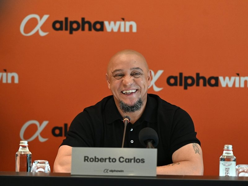 Roberto Carlos: Hristo Stoichkov Are o Fâșie Stângă Mai Potrivită Decât a Mea, El a Fost Idealul Meu
