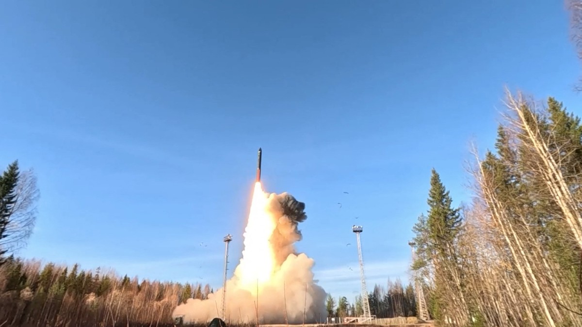 Rusia începe exercițiile nucleare cu 65.000 de militari și submarini strategici