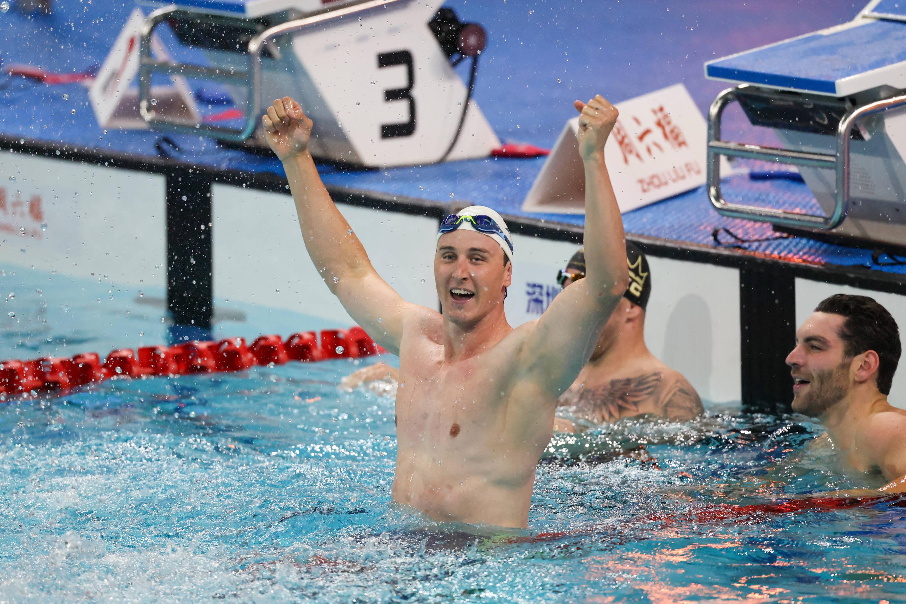 Cameron Mackevicius Se Învingă Pentru Un Nov Noutate