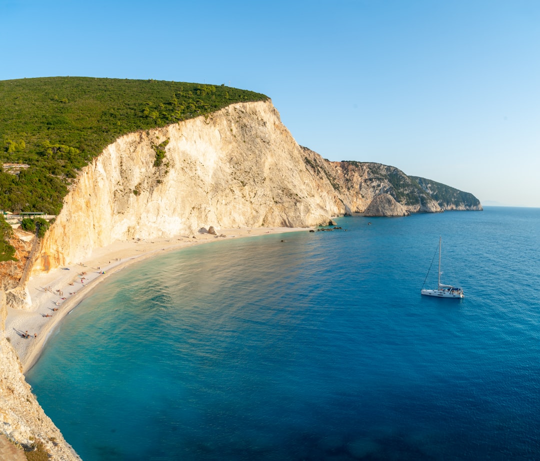 Soare, nisip și sare: Cele mai bune plaje reale din Grecia pentru o evadare de vară