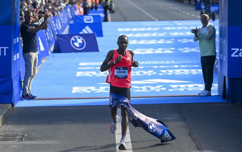 Câștigătorul maratonului Sebastian Sawe a devenit primul om în istorie care a parcurs 42 km în sub 2 ore