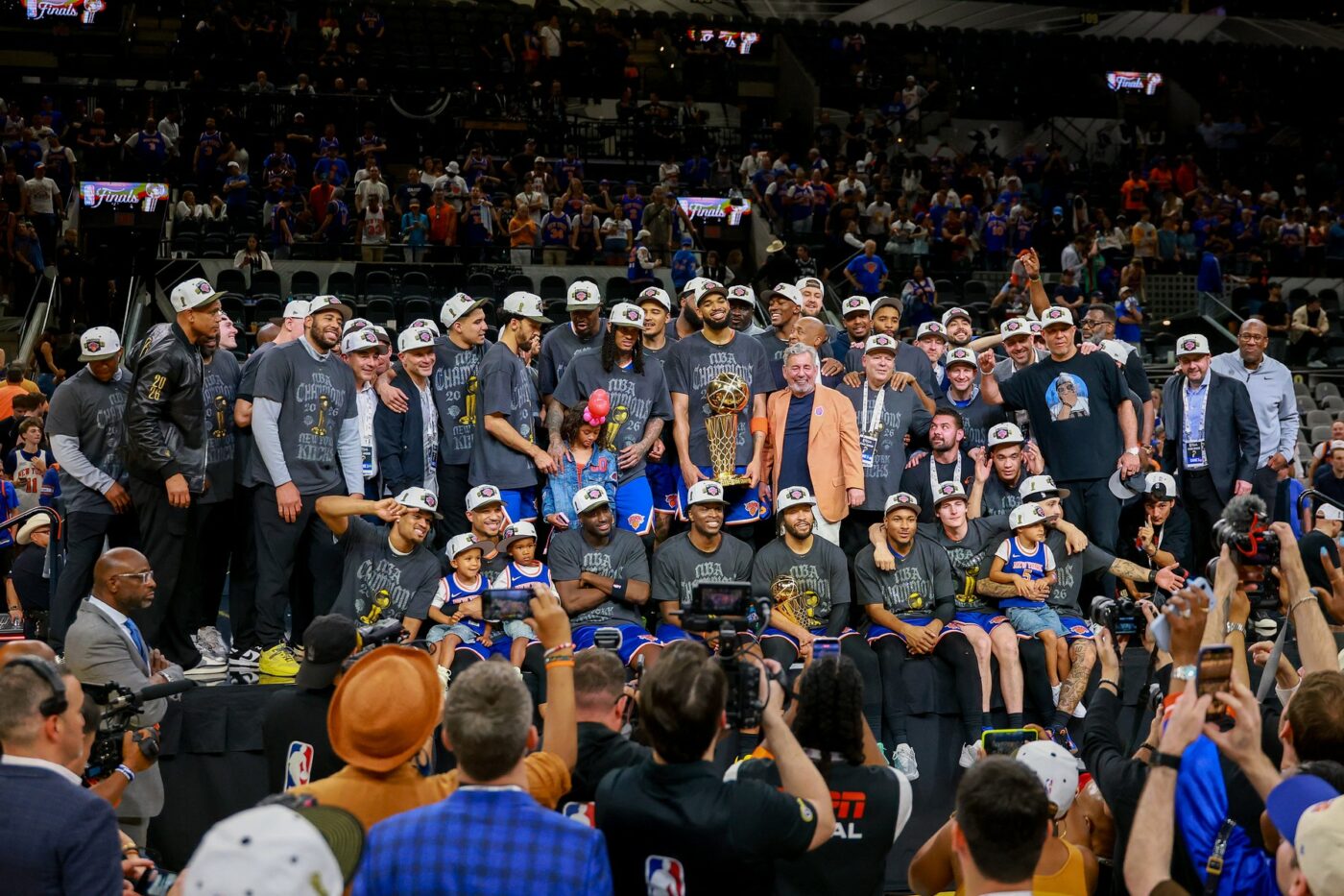 Knicks încununați! Performanța lui Brunson cu 45 de puncte și sfârșitul așteptării de 53 de ani