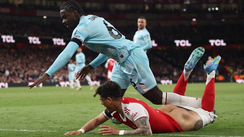 Arsenal în vârf, Hincapié fără cămăși