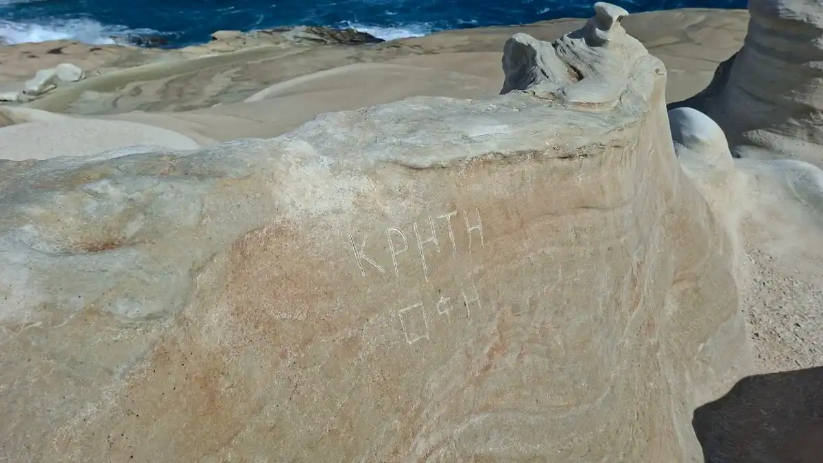 Vandala la Sarakiniko: "Crete OFI" inscris pe roci vulcanice de Milos