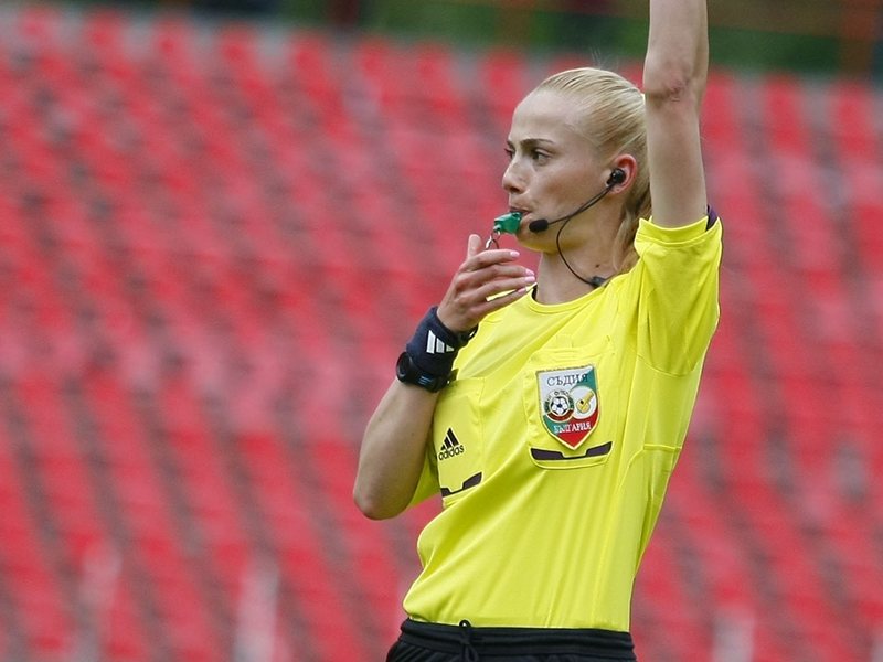 Primul arbitru din Bulgaria, Christiana Guteva, debută fără echipament complet