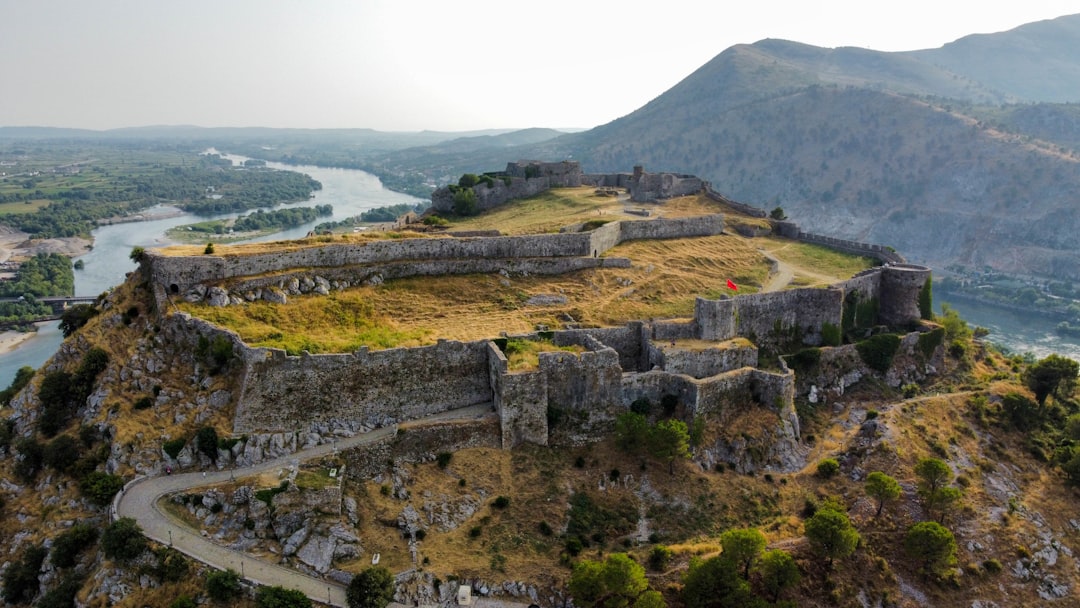 Albania se confruntă cu o furtună politică în jurul unui proiect energetic legat de Kushner, pe măsură ce tensiunile cu UE cresc