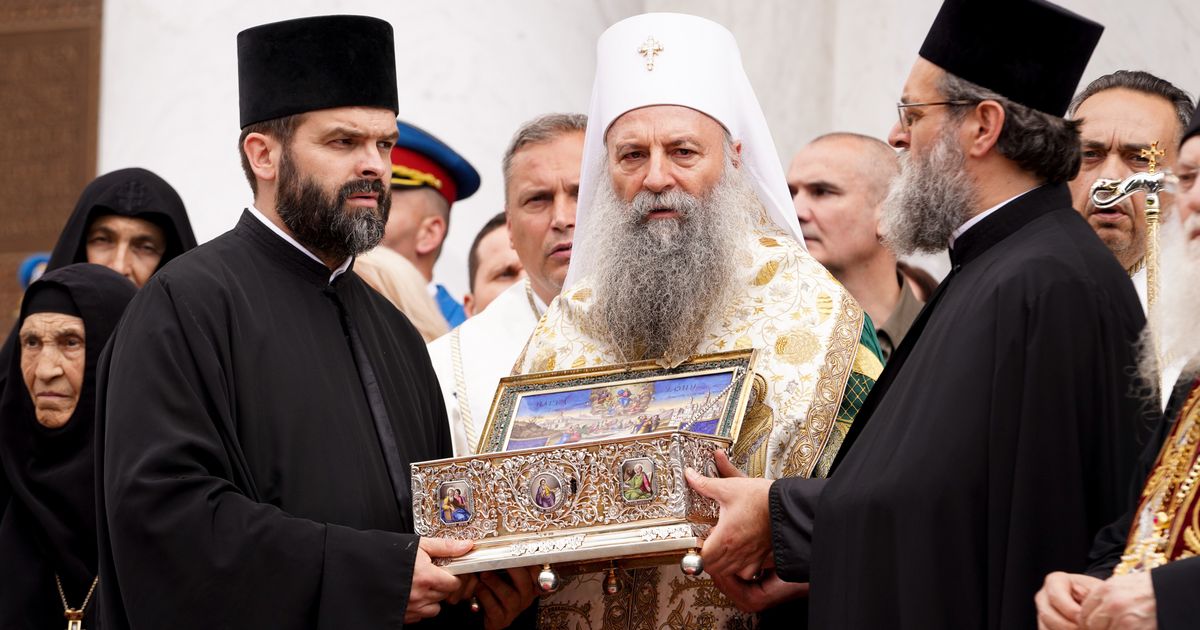 Patriarhul Porfirie în lacrimi în timpul pelerinajului cu Centura Sacră la Belgrad