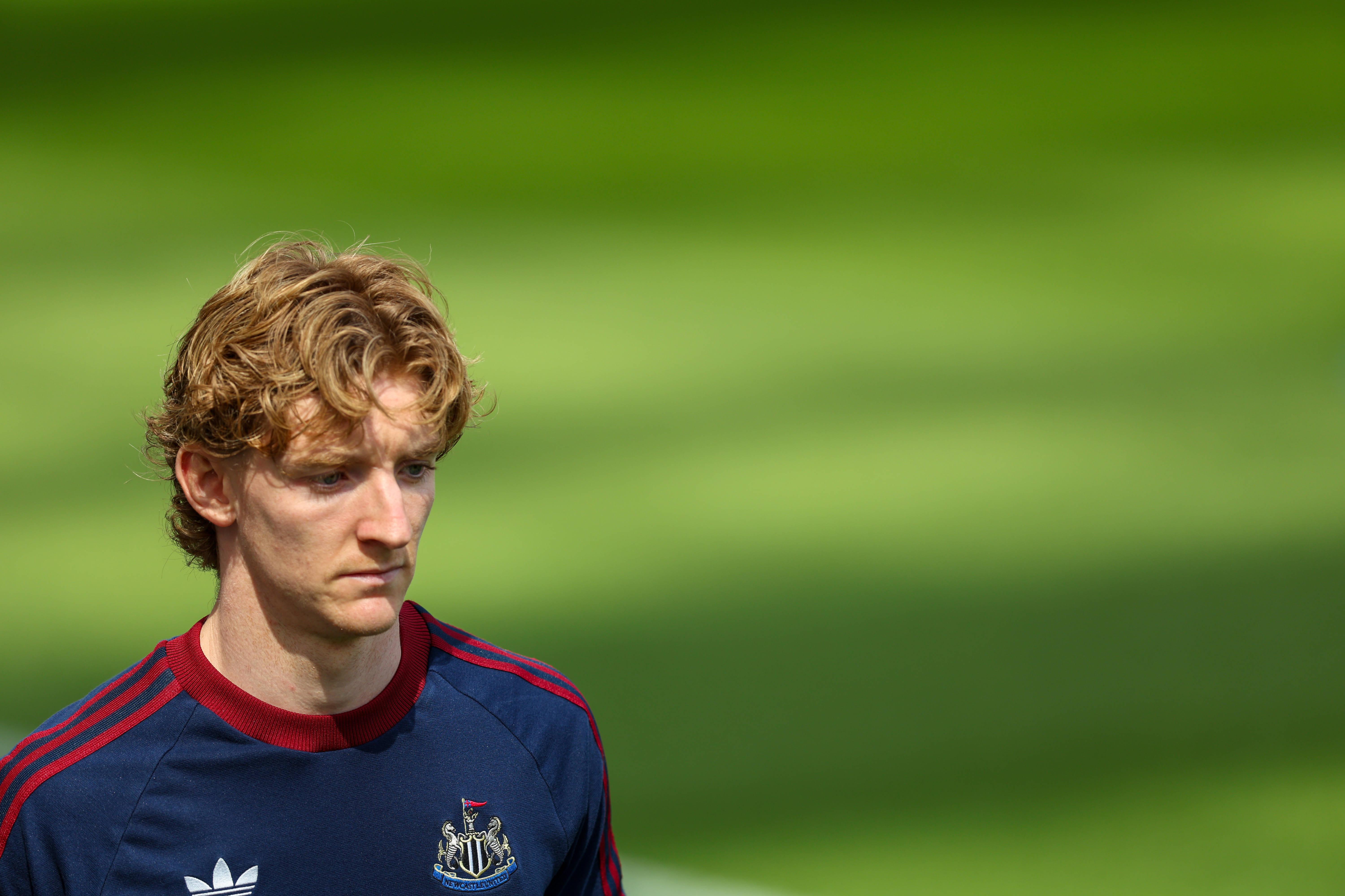 Bayern și Newcastle în discuții pentru Antony Gordon, dar negociunile se confruntă cu obstacole serioase