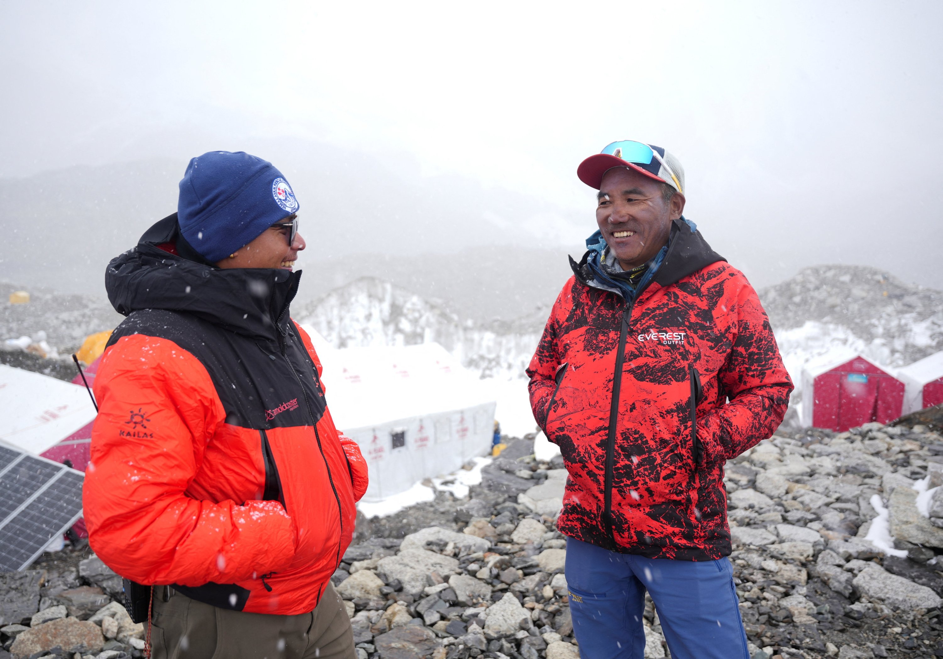 Kami Rita Sherpa și Lhakpa Sherpa Înregistrează Noi Recorduri la Everest