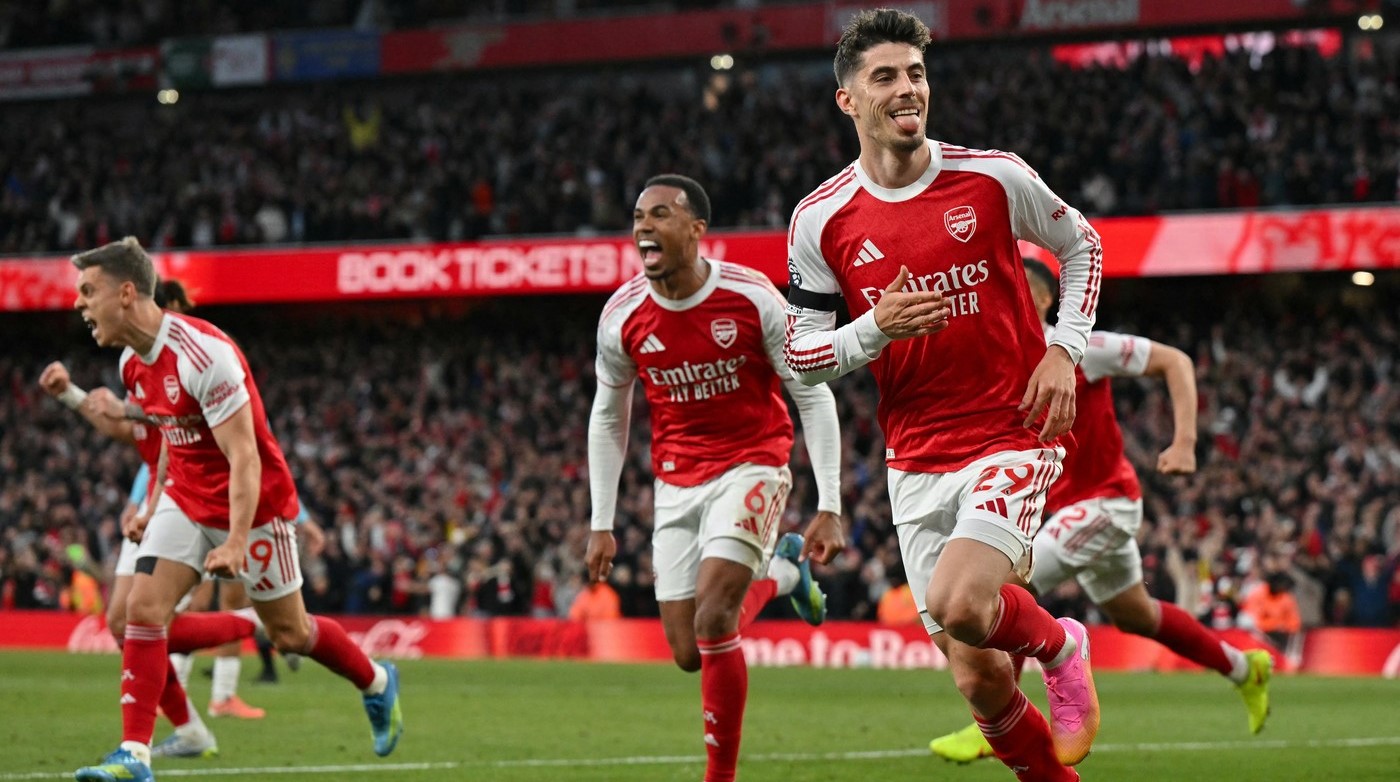 Arsenal Încheie 22 Ani de Secetate, Manchester City Se Întârzie