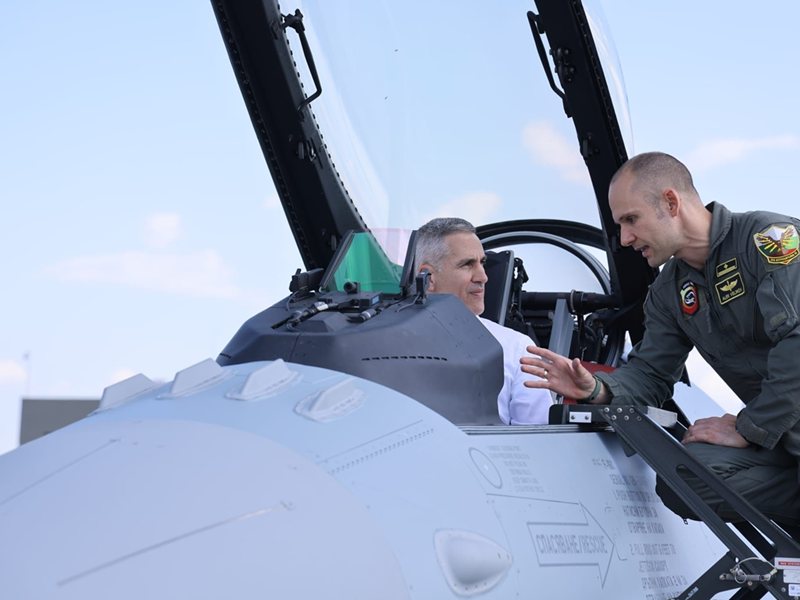 Andrey Gyurov Piele în F-16 Pe Melodia "Top Gun"