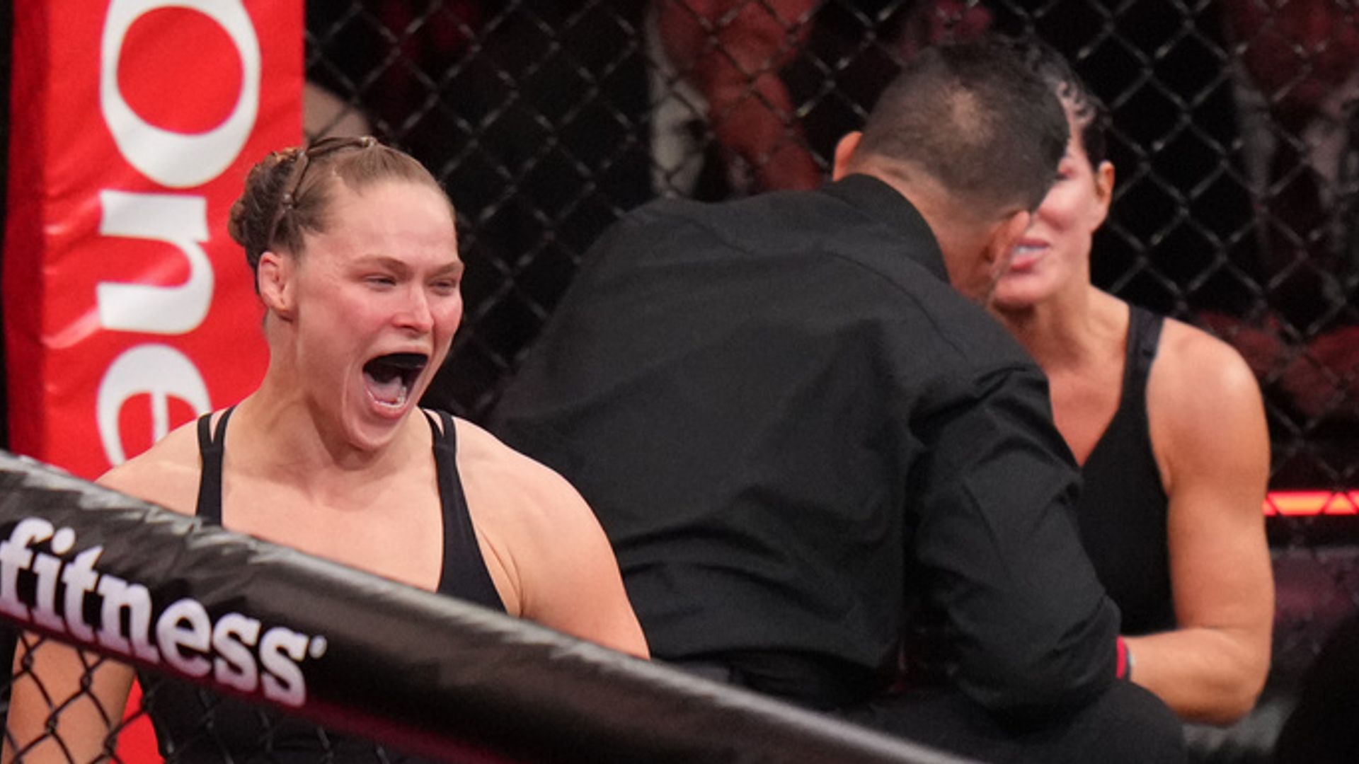 Ronda Rousey învinse la 17 secunde cu jumătatea brațului